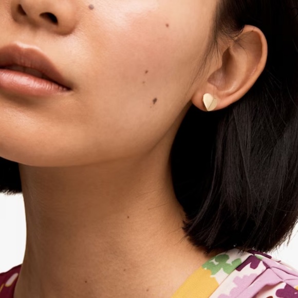 KATE SPADE • Gold Heritage Spade Heart Earrings - Picture 2 of 5